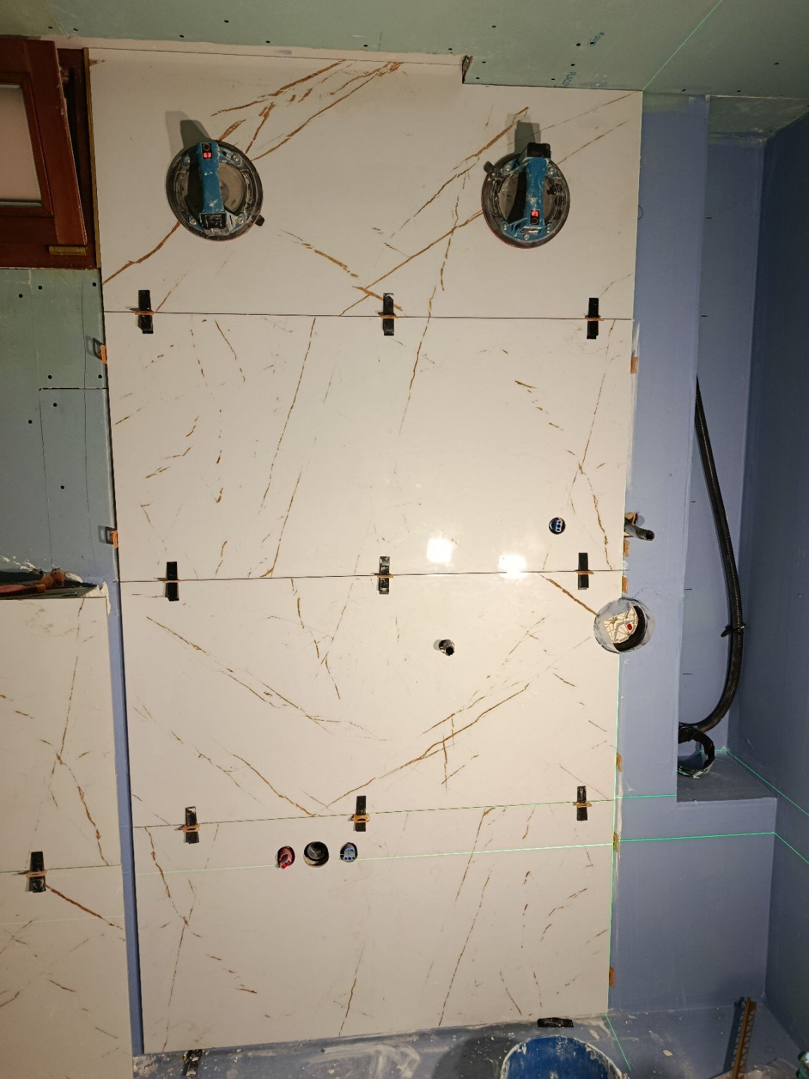 Marble-effect bathroom tiles