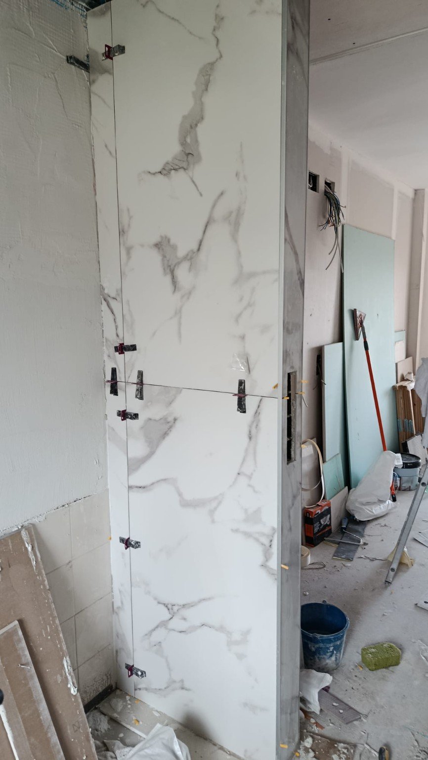 Marble-effect bathroom wall installation